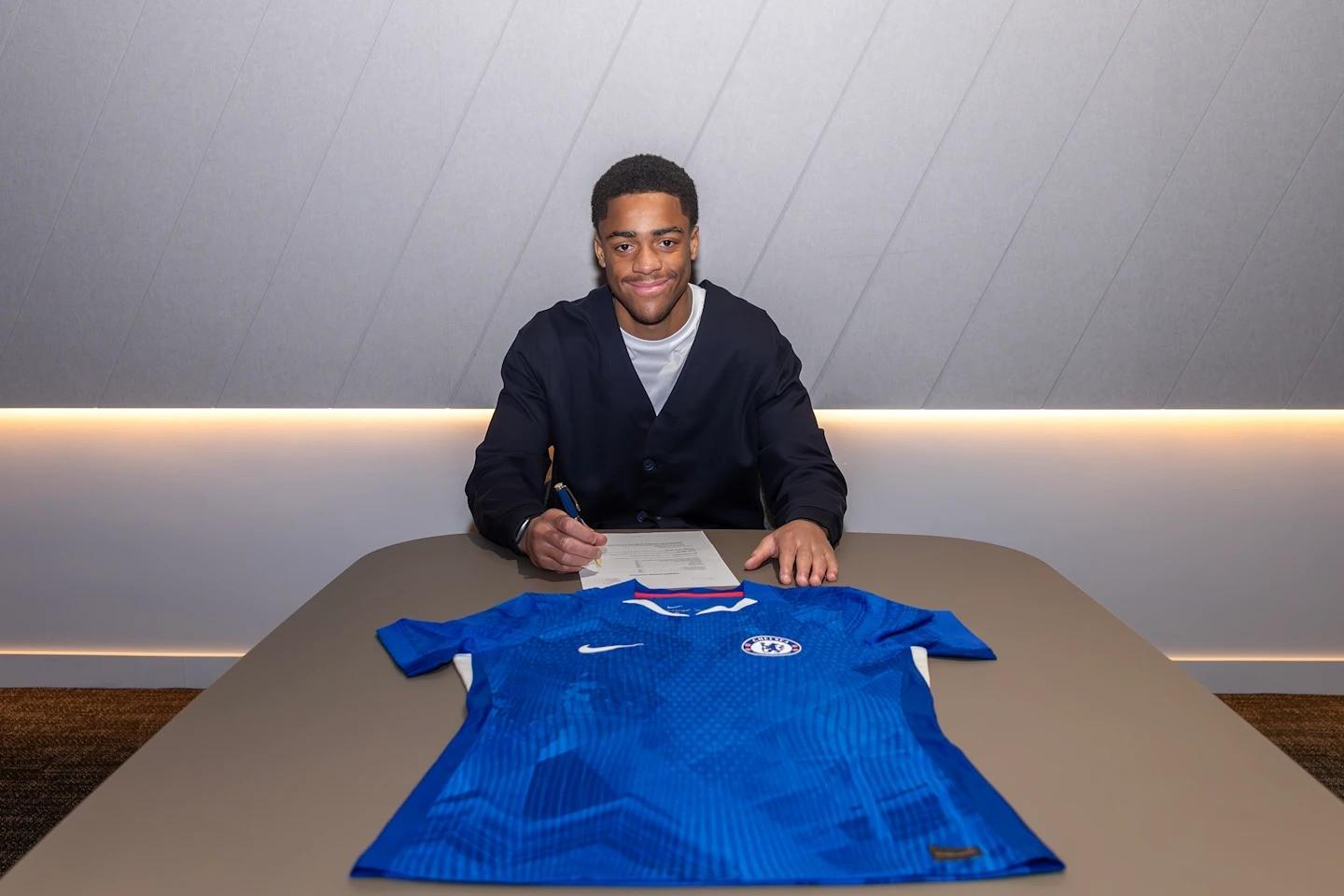 官方:17岁边锋麦奎因与切尔西签下首份职业合同